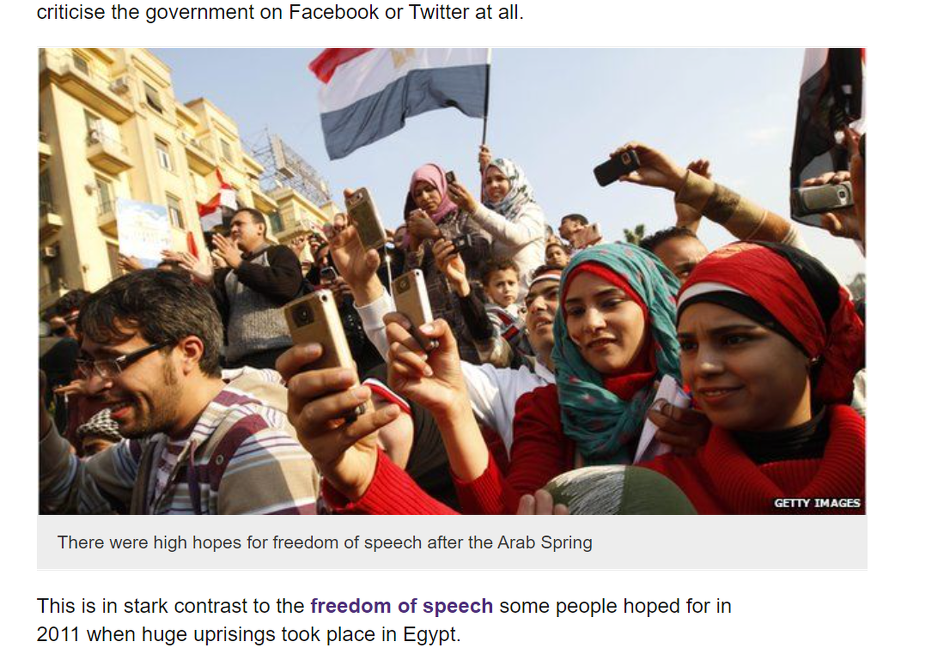  Kolorowe zdjęcie z protestu na placu Tahrir w Kairze. Młodzi Egipcjanie świętują obalenie Husniego Mubaraka. Na pierwszym planie widoczne są młode kobiety w muzułmańskich chustach trzymające w dłoniach telefony komórkowe. 