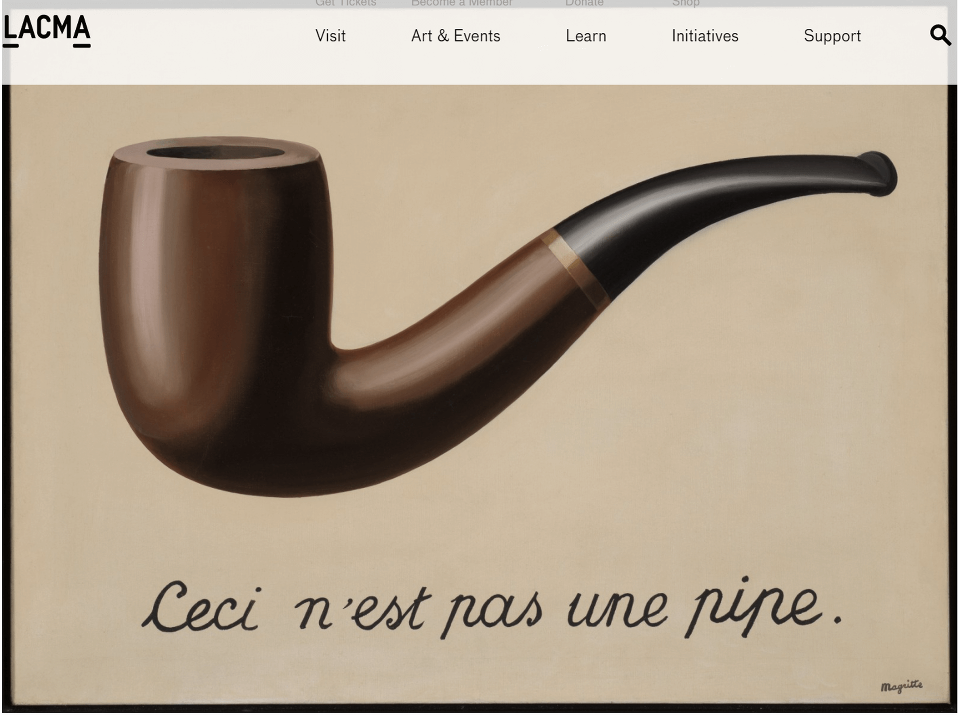  Obraz przedstawiający realistycznie namalowaną fajkę do palenia tytoniu. Tło jest beżowe i jednolite. Pod fajką znajduje się napis „ceci n'est pas une pipe”, co po francusku znaczy „to nie jest fajka”. 