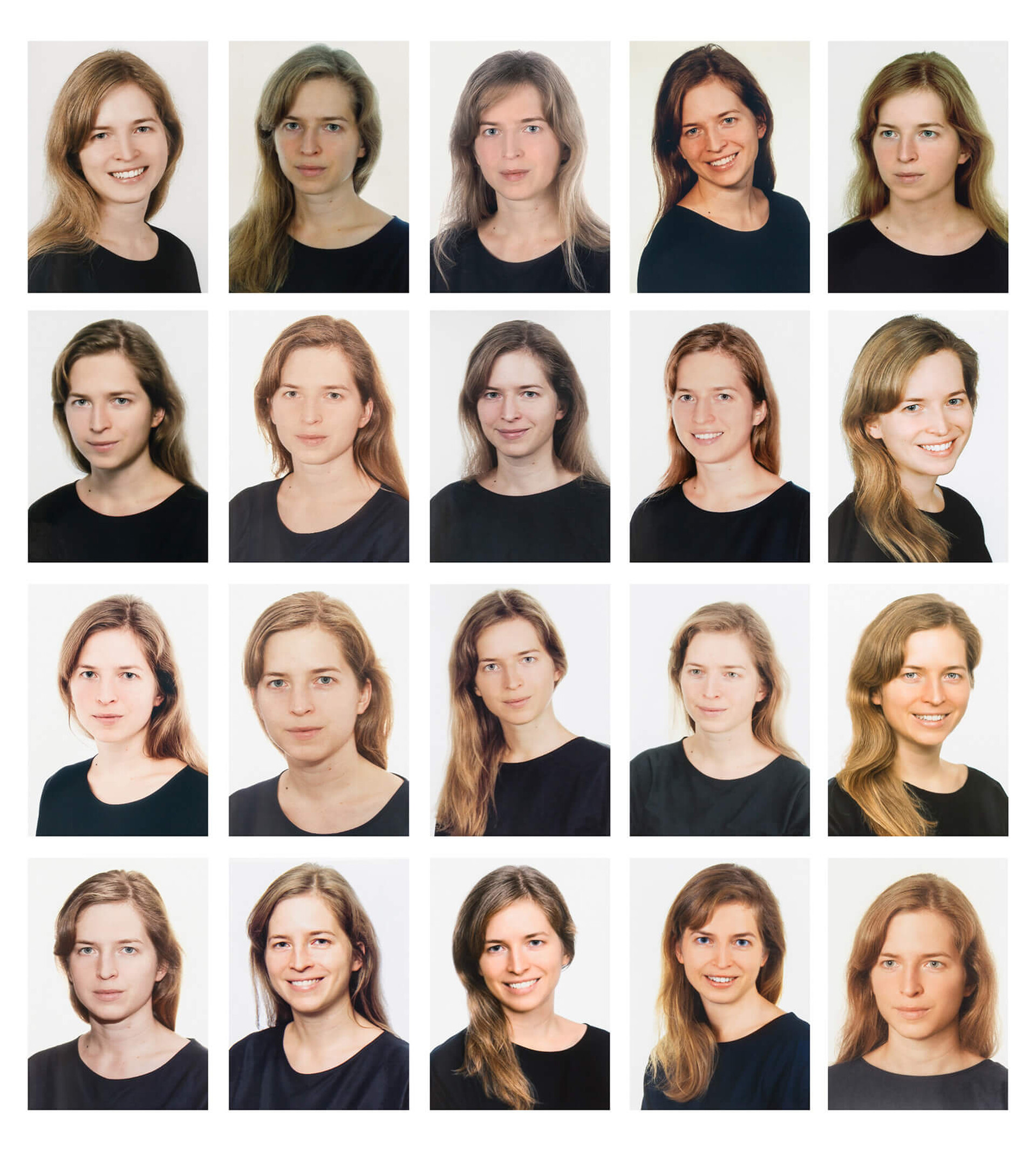  Obraz składa się 25 małych zdjęć portretowych, takich jak do dokumentów, ułożonych w pięć rzędów po pięć zdjęć. Wszystkie zdjęcia przedstawiają tę samą osobę: młodą kobietę z długimi, jasnymi włosami, ubraną w czarną bluzkę. 